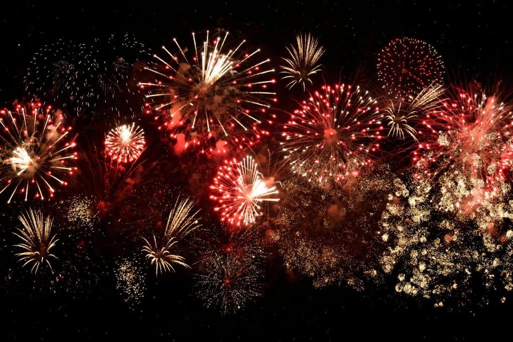 Feux d'artifice qui explose dans le ciel nocturne